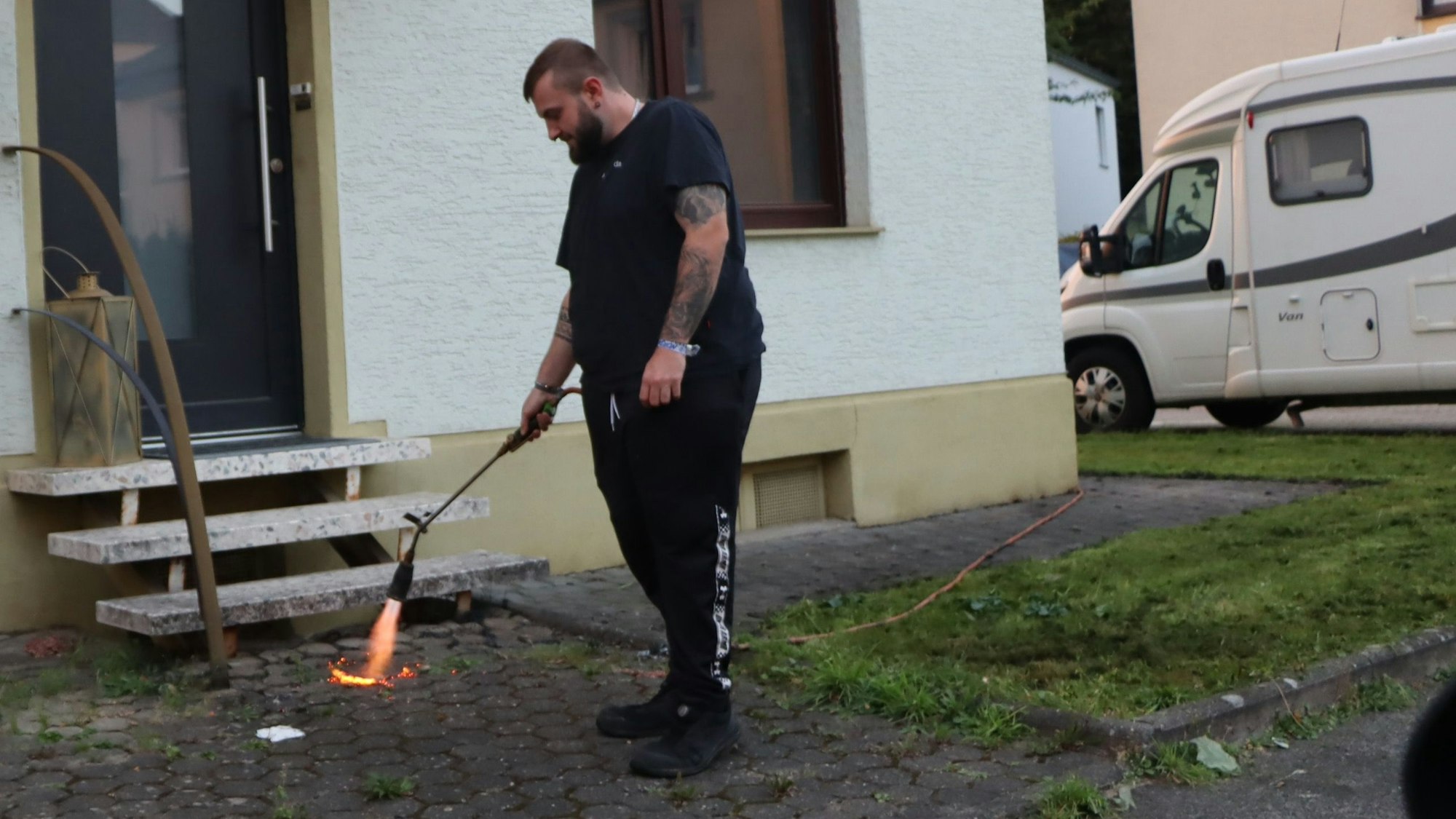 Vorsichtig und umsichtig mit viel Weitsicht sollte der Unkrautflämmer eingesetzt werden. Meistens geht es auch wie hier in Brühl gut.