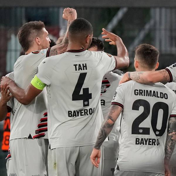 02.05.2024, Italien, Rom: Fußball: Europa League, AS Rom - Bayer Leverkusen, K.o.-Runde, Halbfinale, Hinspiele, im Stadio Olimpico di Roma. Leverkusens Spieler bejubeln das Tor zum 0:1. Foto: Andrew Medichini/AP +++ dpa-Bildfunk +++