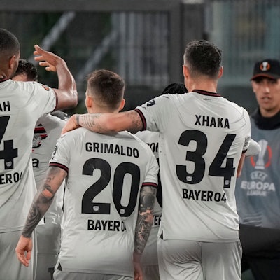 02.05.2024, Italien, Rom: Fußball: Europa League, AS Rom - Bayer Leverkusen, K.o.-Runde, Halbfinale, Hinspiele, im Stadio Olimpico di Roma. Leverkusens Spieler bejubeln das Tor zum 0:1. Foto: Andrew Medichini/AP +++ dpa-Bildfunk +++