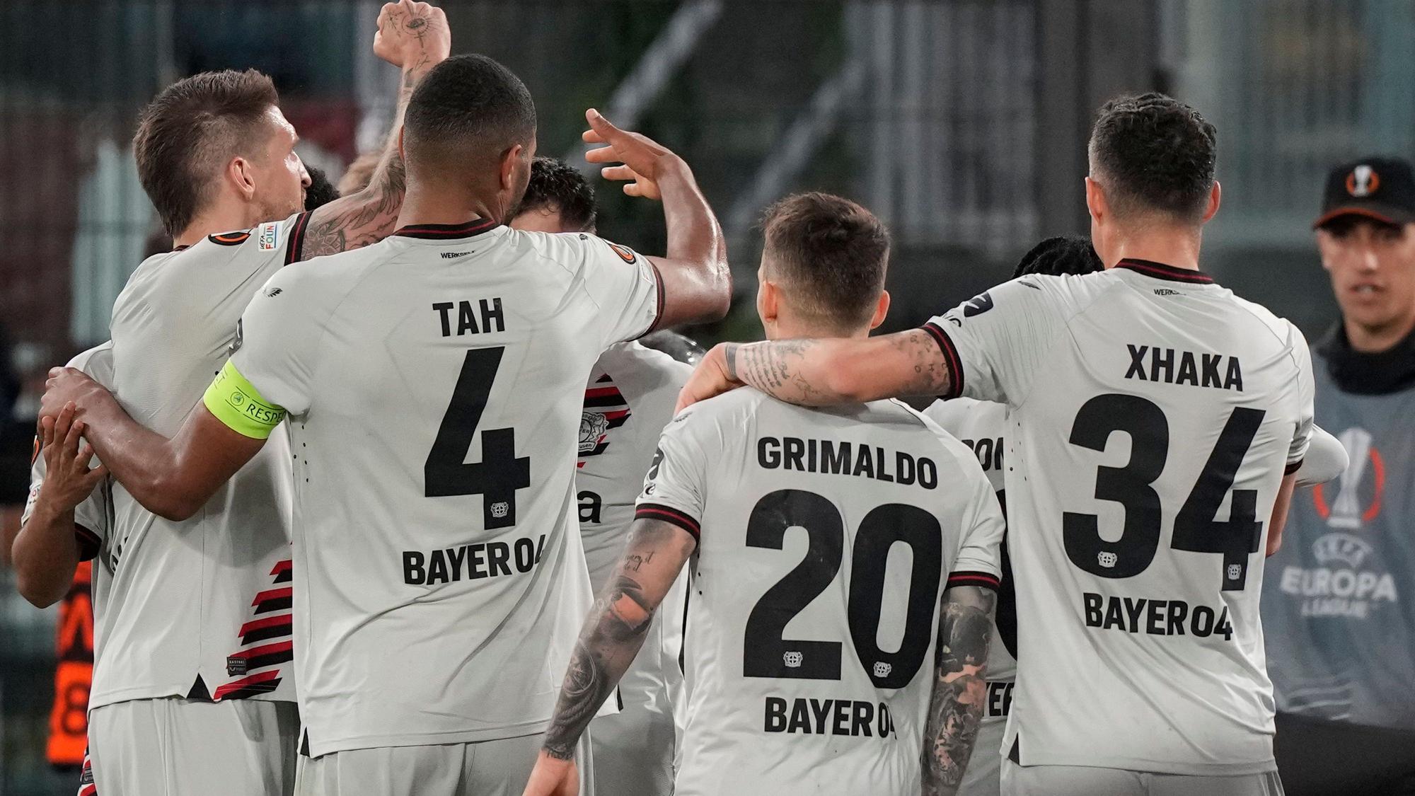 02.05.2024, Italien, Rom: Fußball: Europa League, AS Rom - Bayer Leverkusen, K.o.-Runde, Halbfinale, Hinspiele, im Stadio Olimpico di Roma. Leverkusens Spieler bejubeln das Tor zum 0:1. Foto: Andrew Medichini/AP +++ dpa-Bildfunk +++