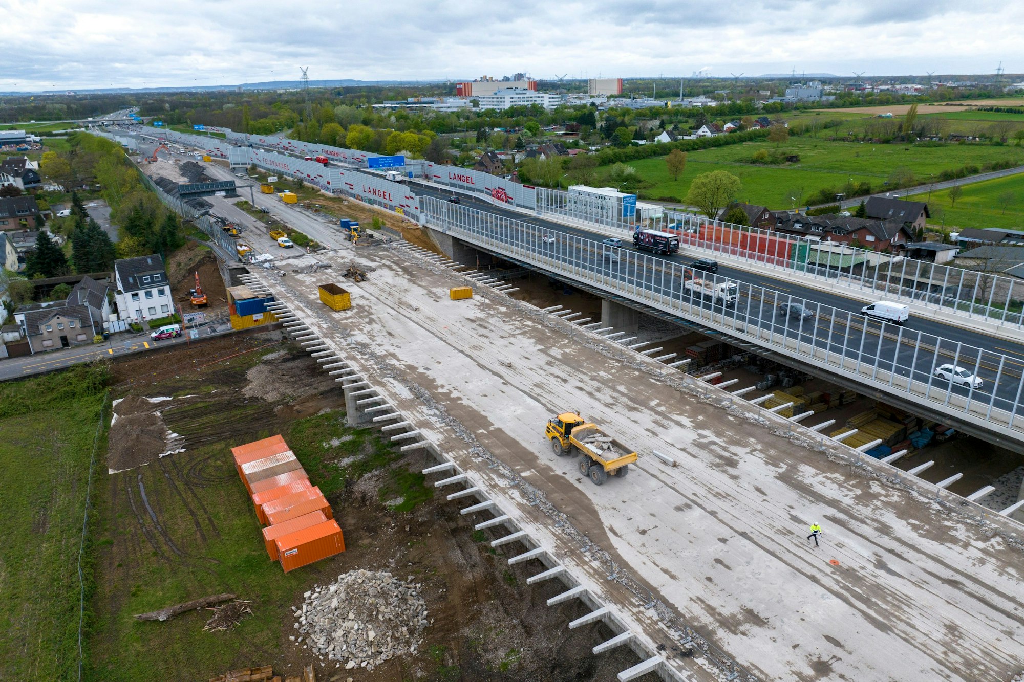 So sah die alte Leverkusener Brücke in Merkenich Anfang April aus: Der Asphalt ist abgeschält.
