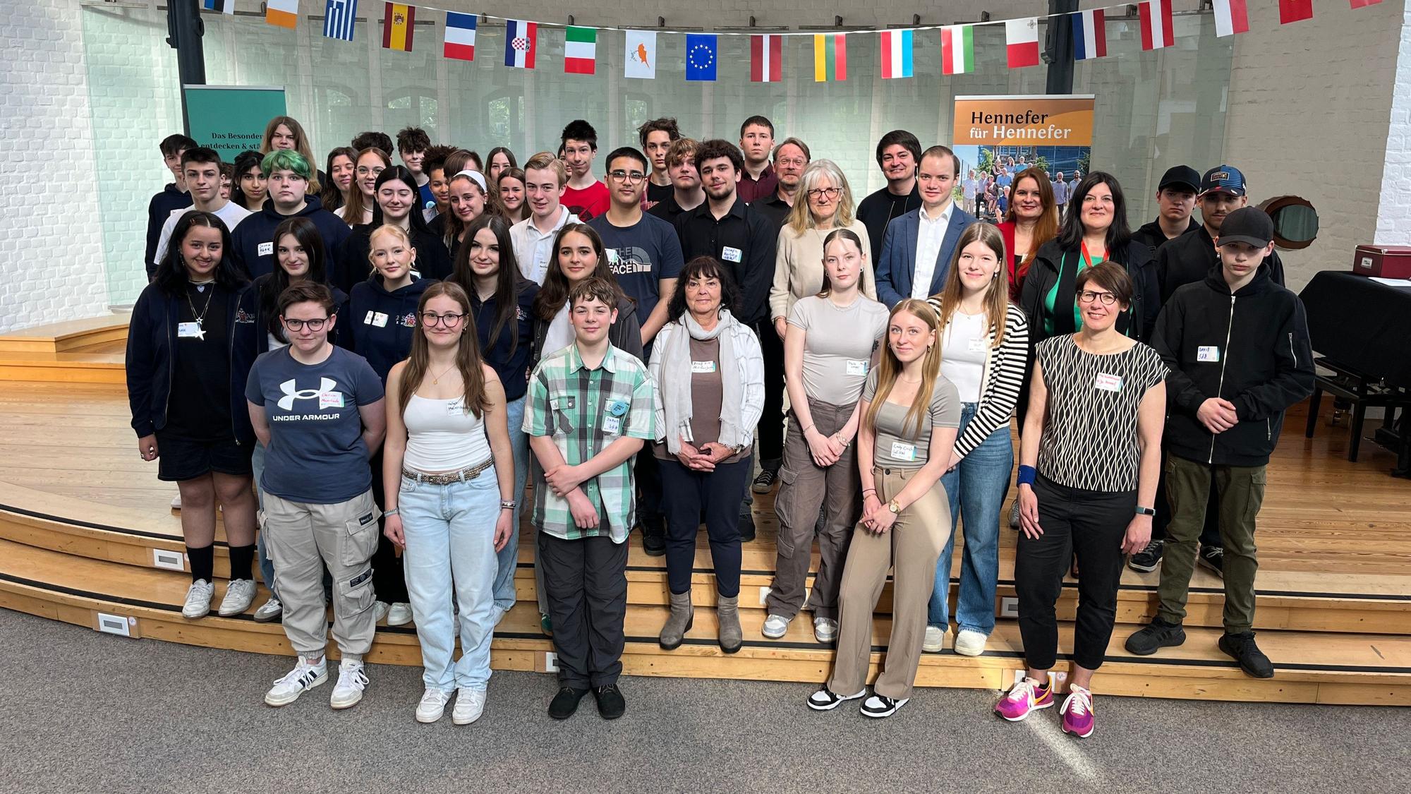 Die Teilnehmerinnen und Teilnehmer sowie die Expertinnen und Experten stellten sich auf der Bühne zum Gruppenbild auf.