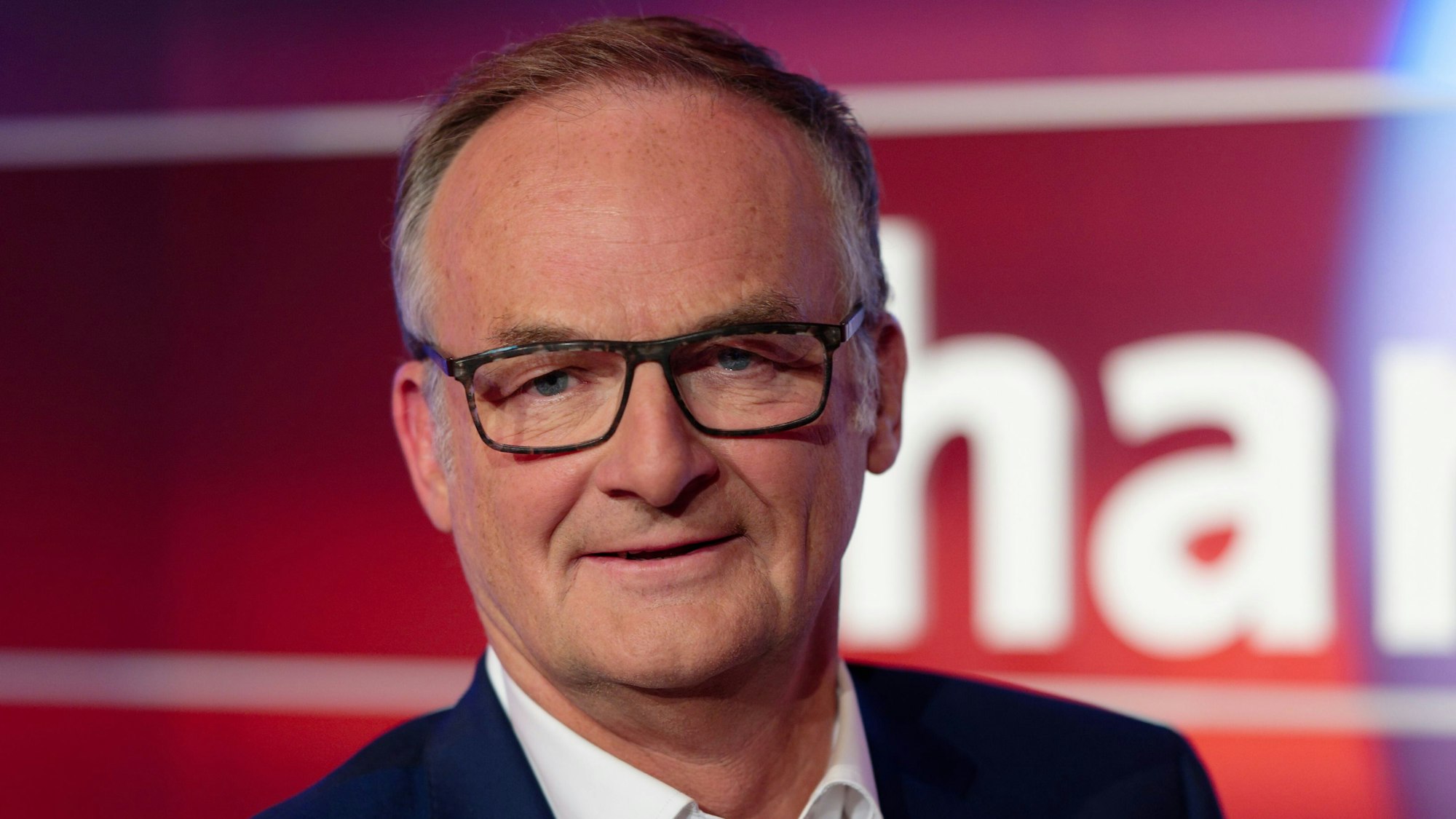 Der Moderator Frank Plaßberg steht nach einer live Produktion der Diskussionssendung „Hart aber fair“ im Studio.