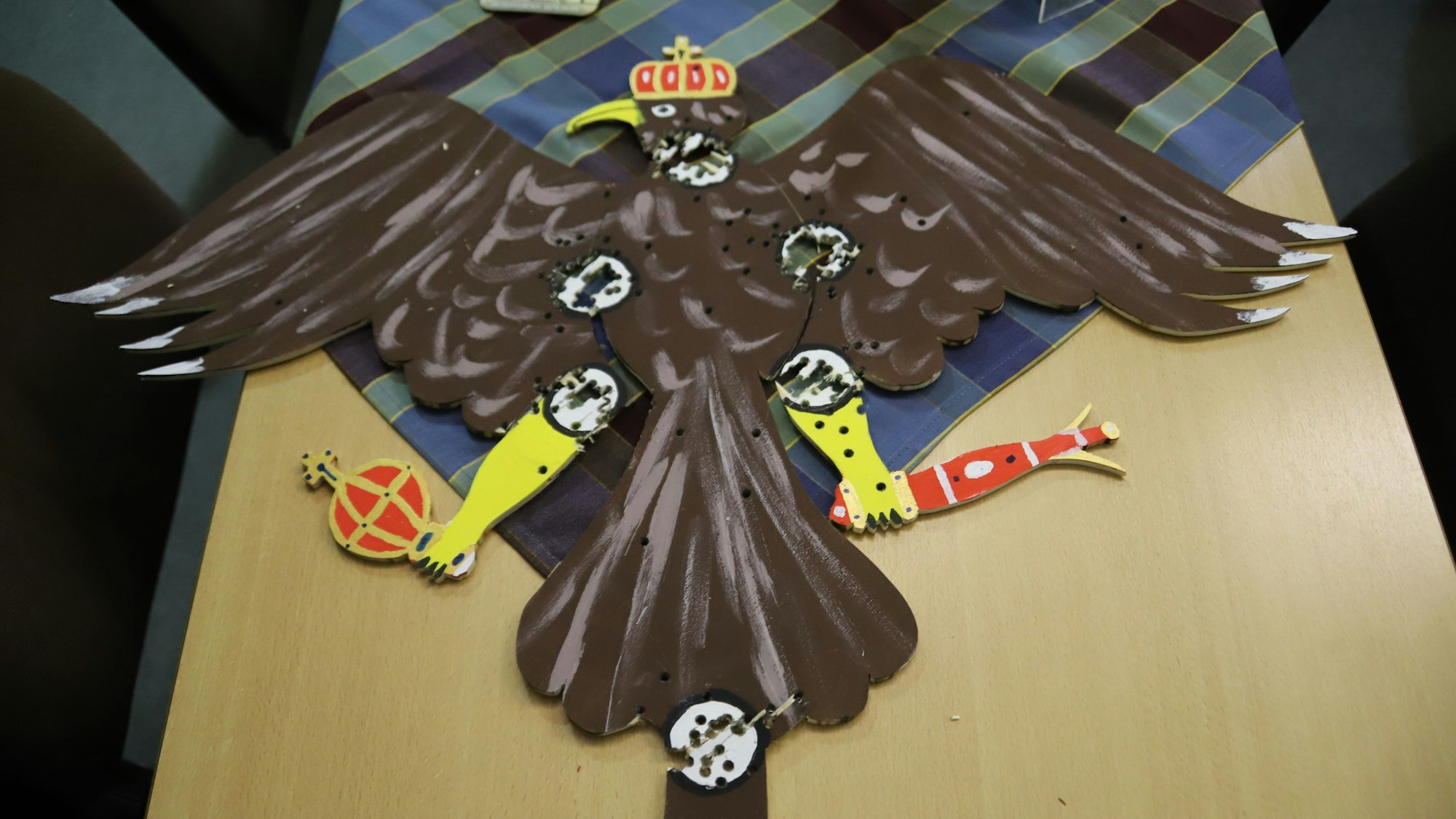 Der Vogel zeigt viele Einschüsse, zum Schluss schossen die Schützen auf die untere weiße Zielscheibe, bis der Rumpf fiel.