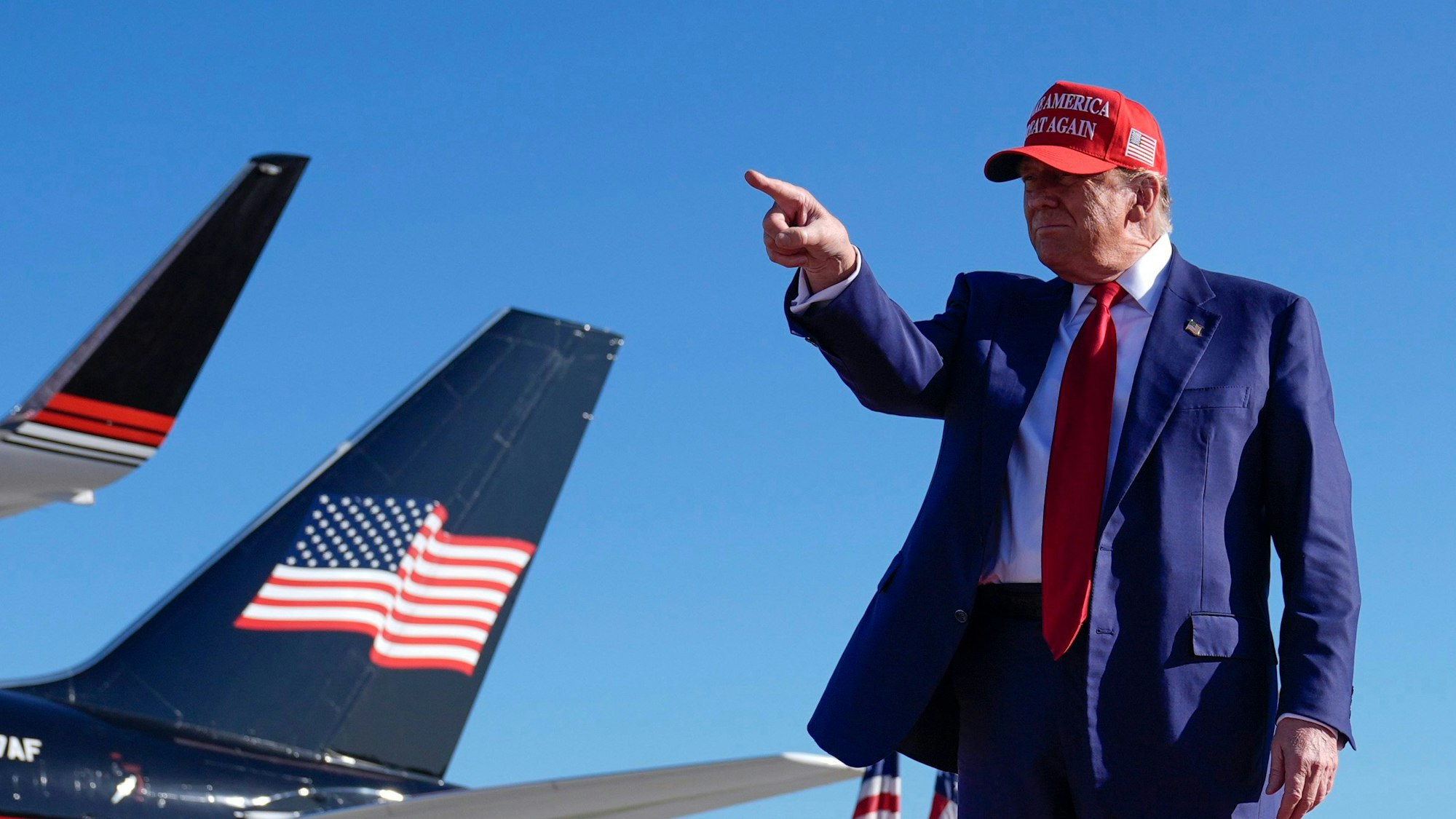 Der republikanische Präsidentschaftskandidat und ehemalige Präsident Donald Trump gestikuliert bei einer Wahlkampfveranstaltung in Freeland.