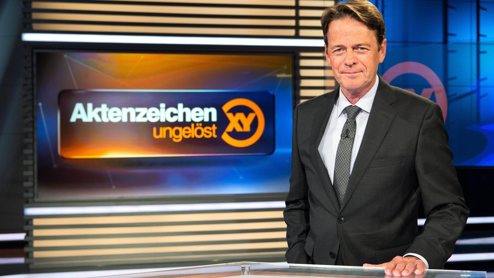 ZDF-Moderator Rudi Cerne im Studio der Sendung „Aktenzeichen XY ... ungelöst“