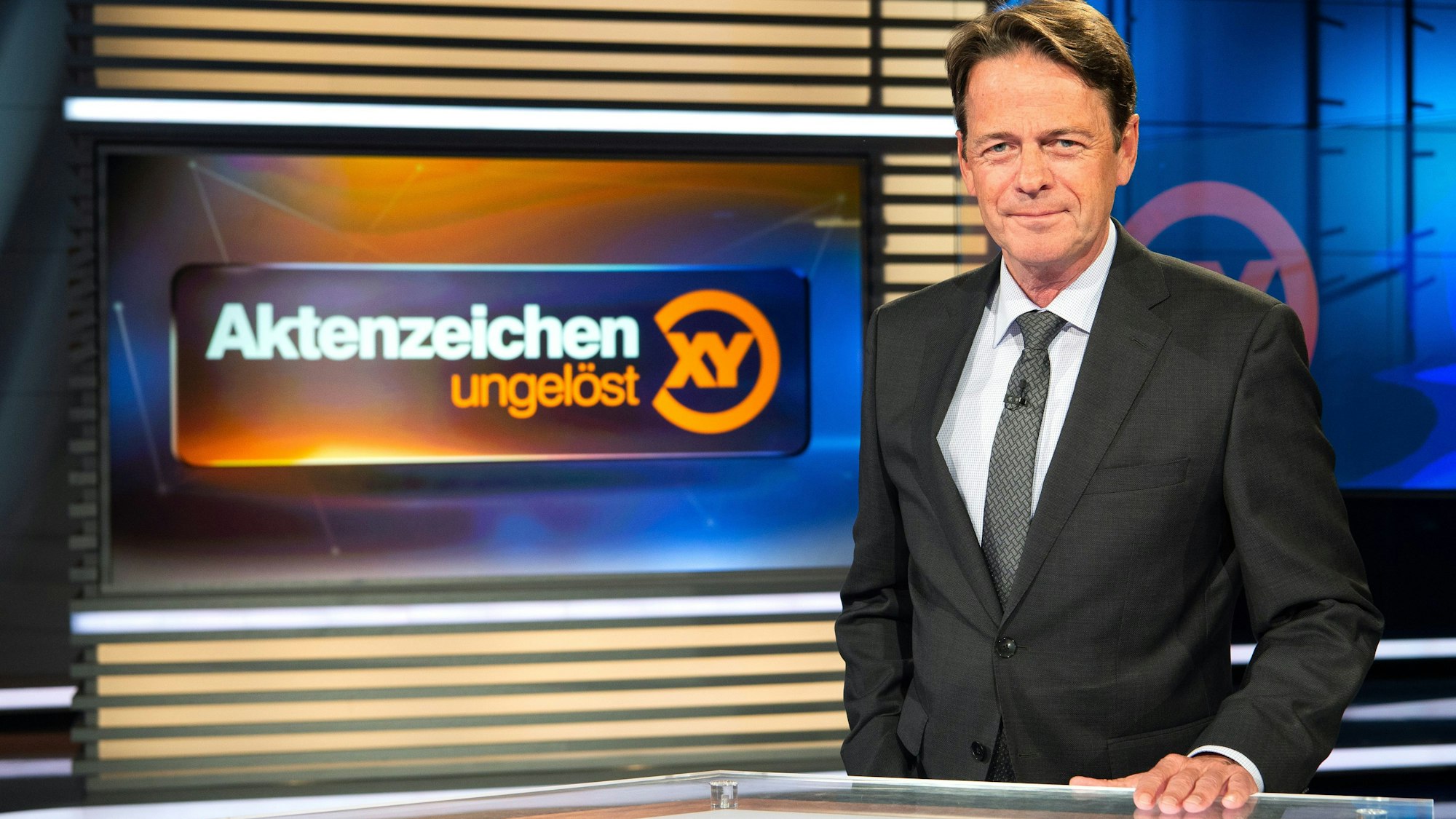 ZDF-Moderator Rudi Cerne im Studio der Sendung „Aktenzeichen XY ... ungelöst“