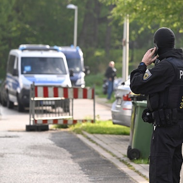 Polizisten durchsuchen im April Wohnungen und Häuser im Rahmen einer Razzia gegen Schleuserkriminalität.