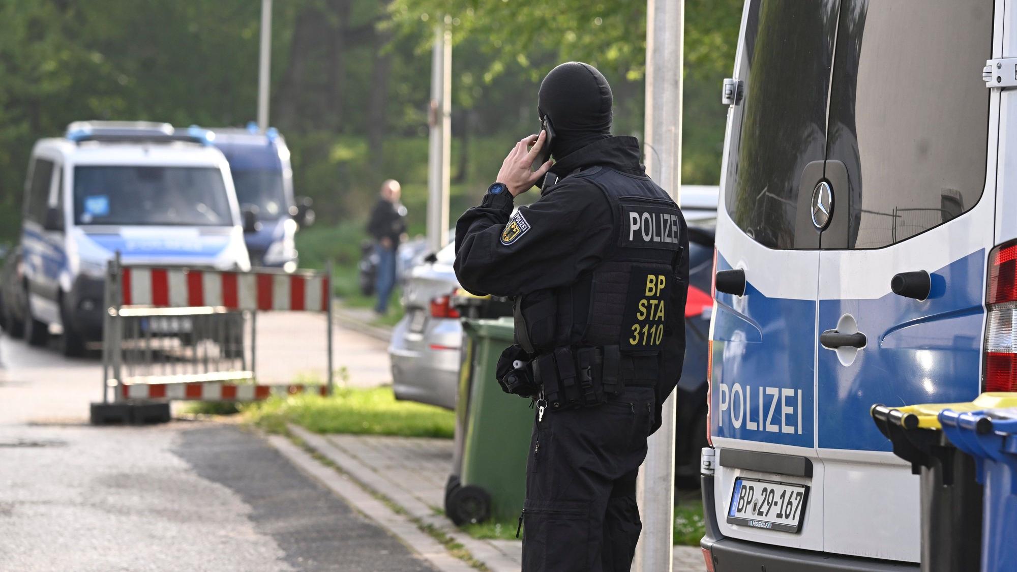 Polizisten durchsuchen Wohnungen und Häuser. (Symbolbild)