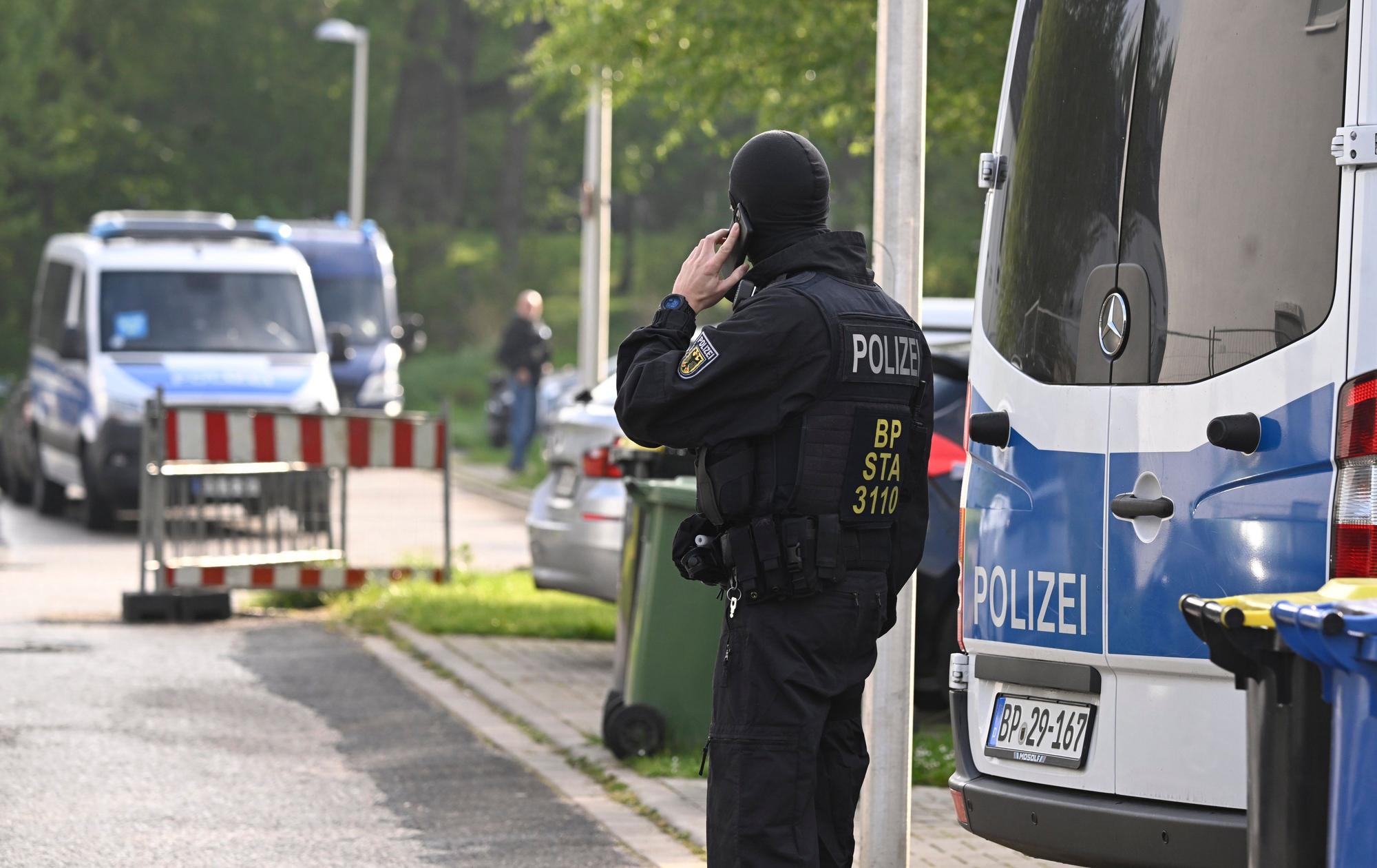 Polizisten durchsuchen im April Wohnungen und Häuser im Rahmen einer Razzia gegen Schleuserkriminalität.