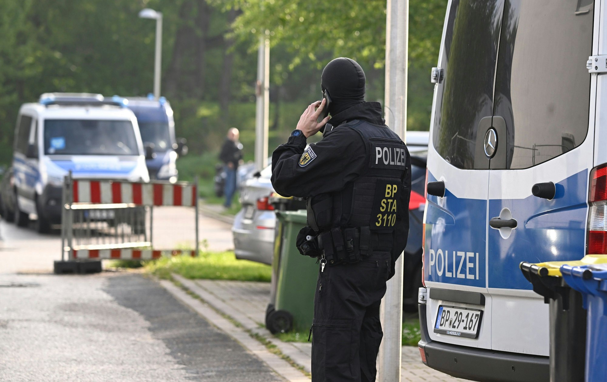 Polizisten durchsuchen im April Wohnungen und Häuser im Rahmen einer Razzia gegen Schleuserkriminalität.