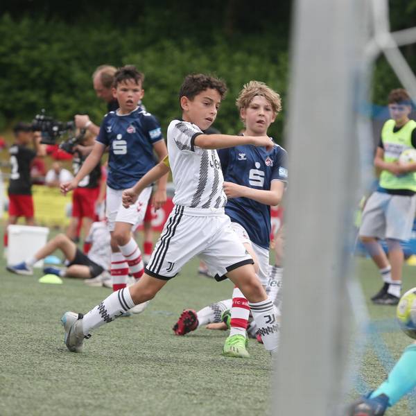 Das Foto zeigt eine Szene aus der Begegnung der U9-Mannschaften von Juventus Turin und dem 1. FC Köln.
