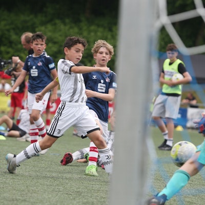 Das Foto zeigt eine Szene aus der Begegnung der U9-Mannschaften von Juventus Turin und dem 1. FC Köln.