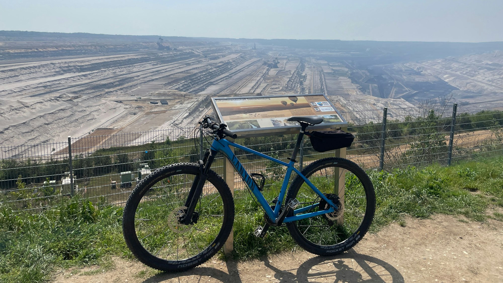 Ein Fahrrad steht vor der riesigen Hambacher Abbruchgrube.