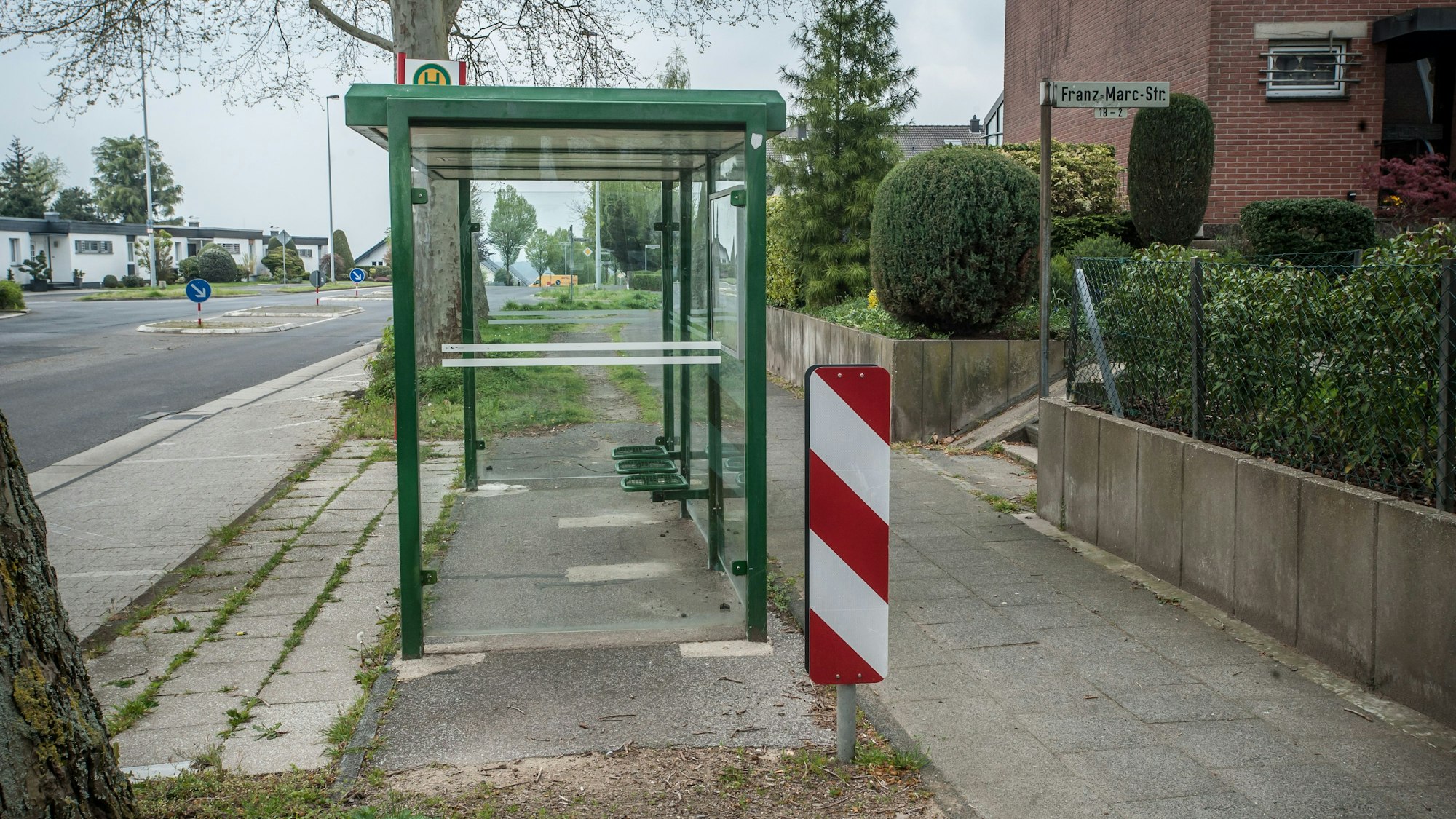 Kuriosität an der Kandiskystraße: Ein Bushäuschen steht auf dem Radweg, um auf die Gefahr hinzuweisen, wurde eine Warnbarke aufgestellt.