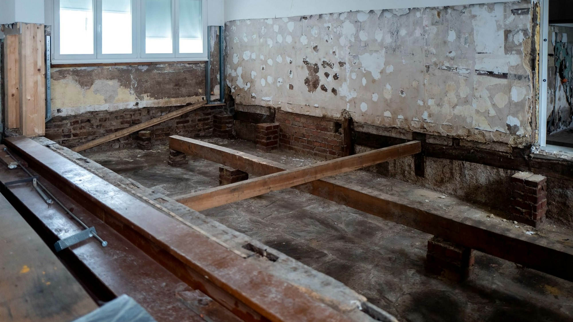 Das Bild zeigt die kleine Bühne. Zu sehen sind aber eigentlich nur alte Balken.