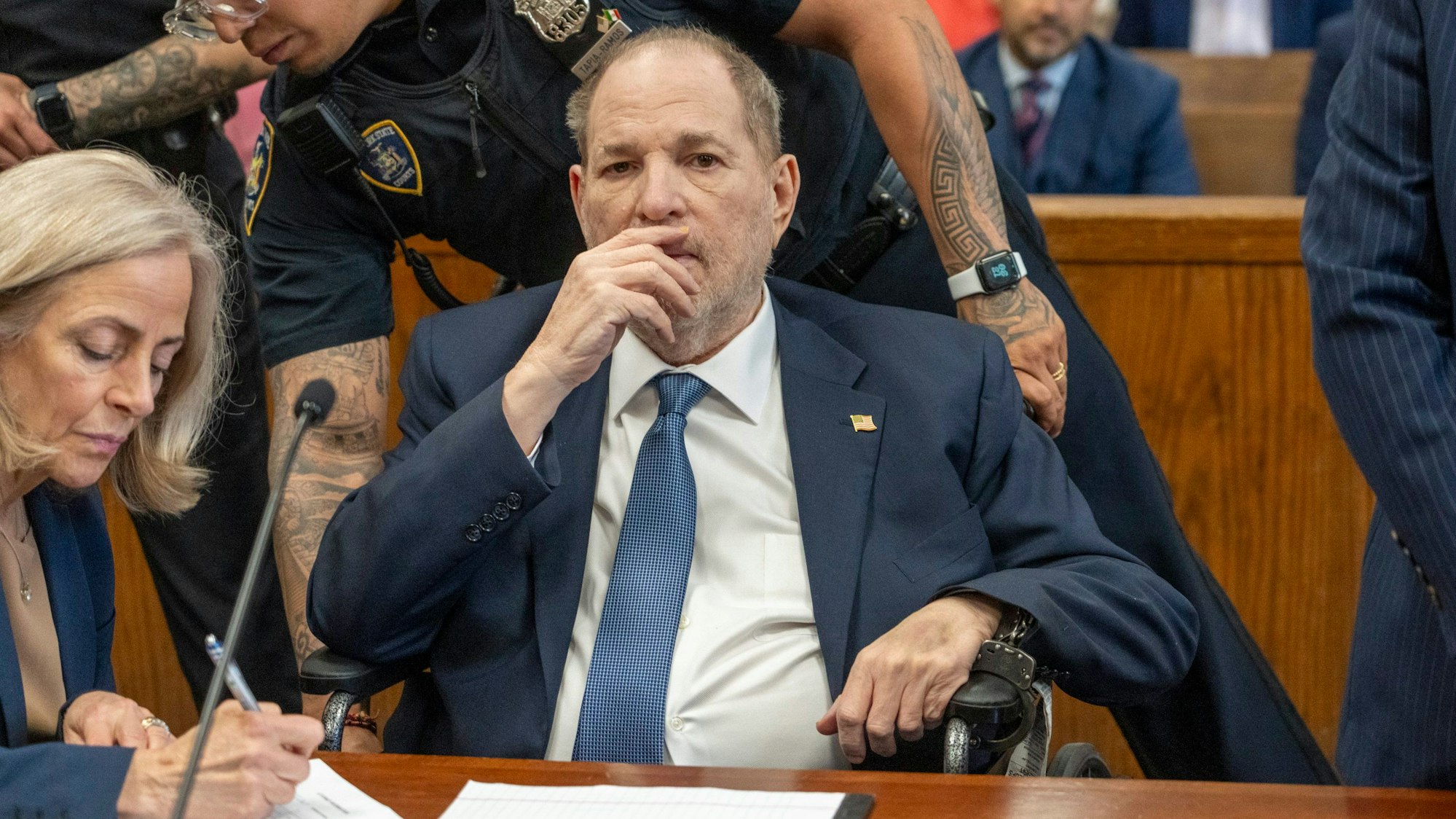 Harvey Weinstein war gestern zum ersten Mal wieder in einem New Yorker Gerichtssaal seit seiner Verurteilung wegen Vergewaltigung im Jahr 2020.