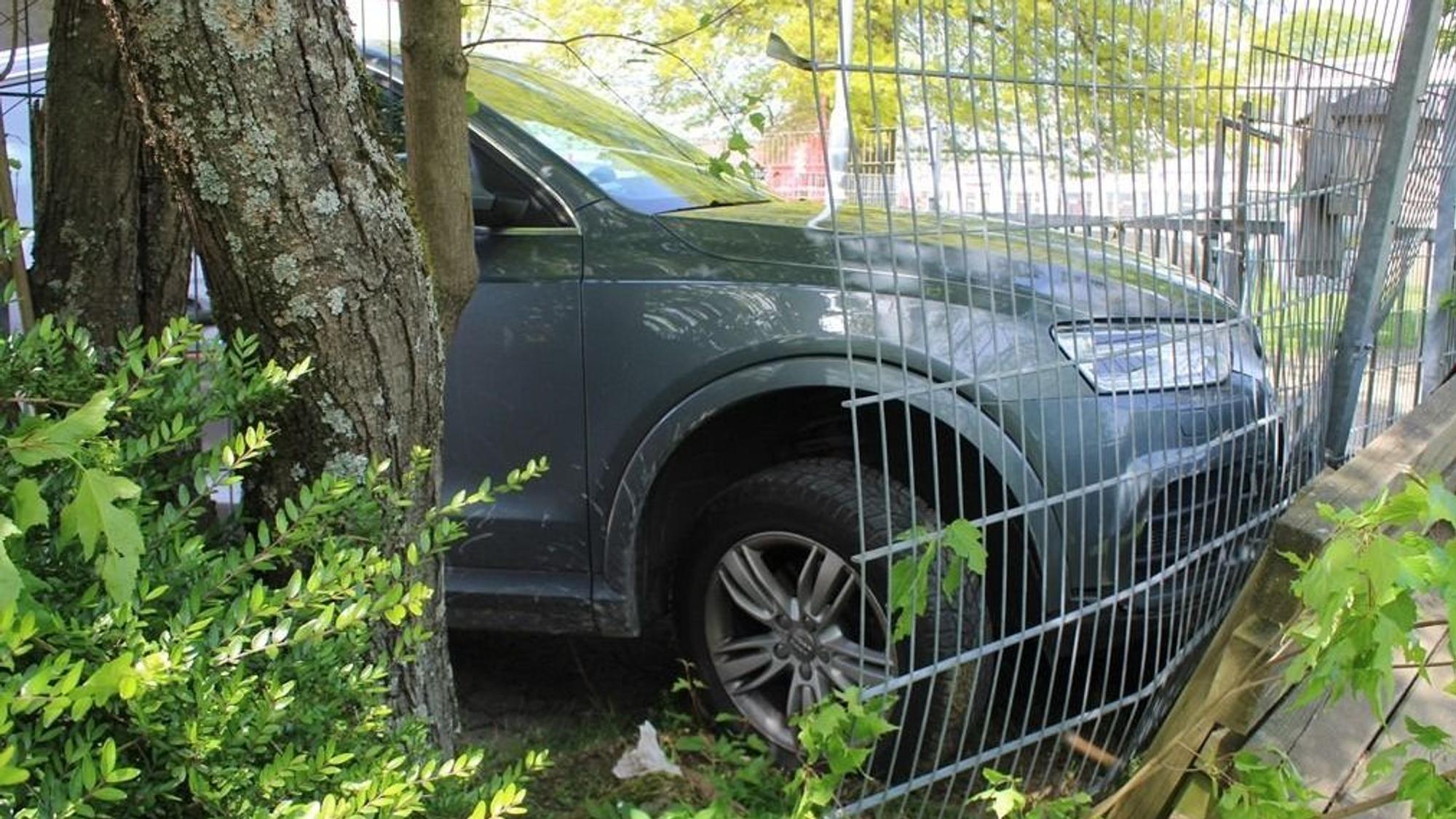 Pkw (Audi) fährt durch den Zaun der Kindertagesstätte