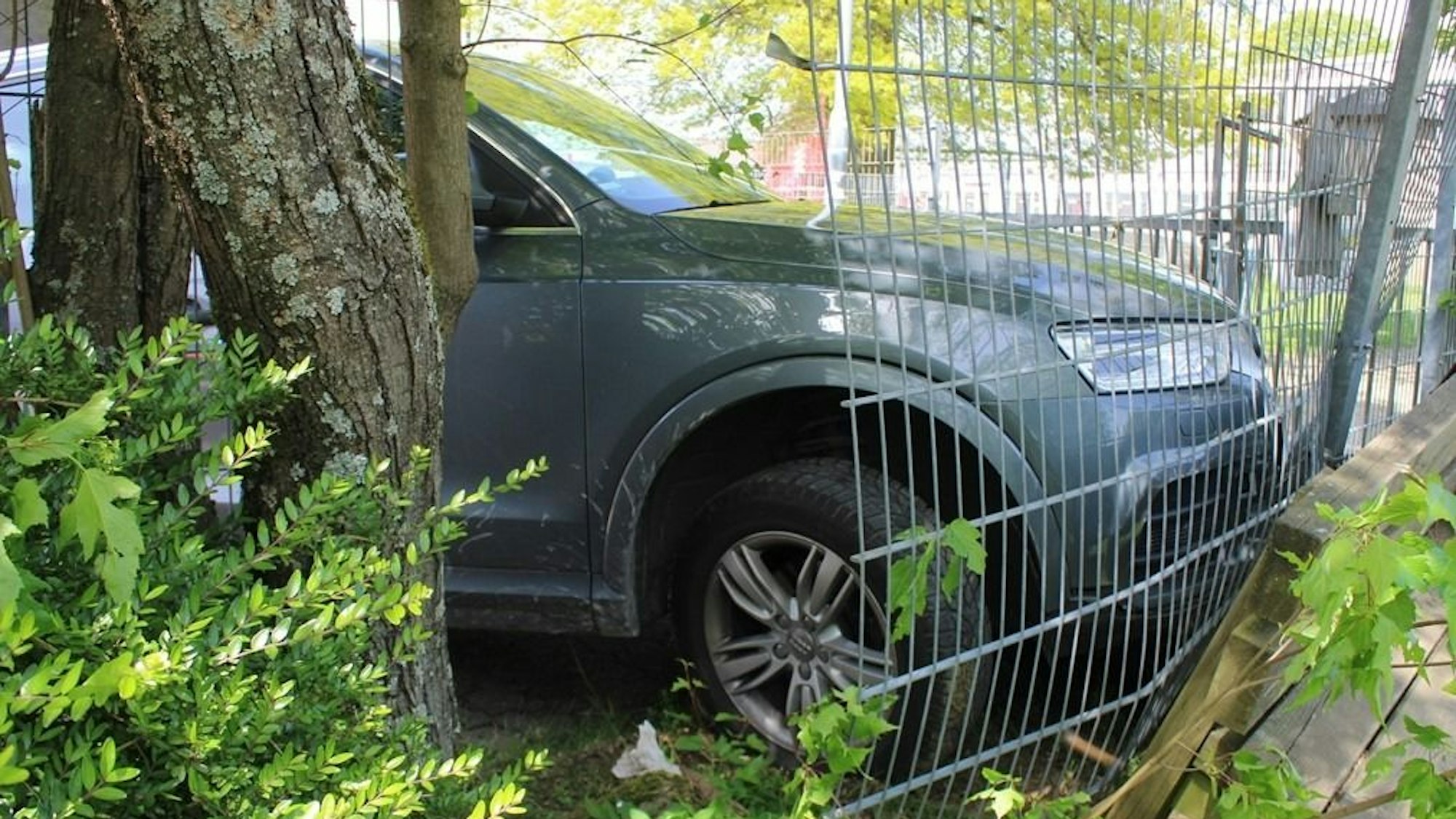 Pkw (Audi) fährt durch den Zaun der Kindertagesstätte