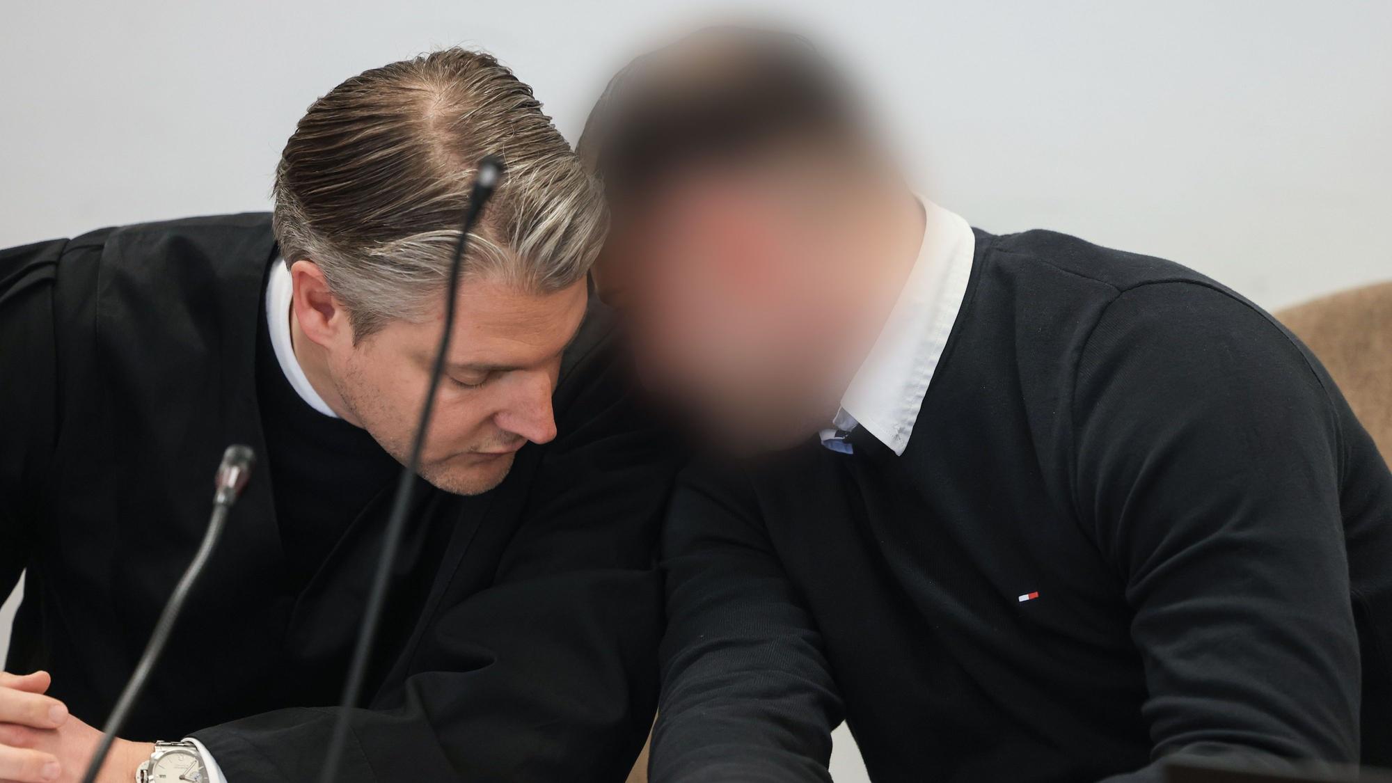 Der 27-jährige Angeklagte mit seinem Verteidiger beim Prozessauftakt im Landgericht Köln.