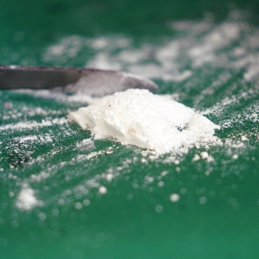 Kokain liegt auf einem Tisch.