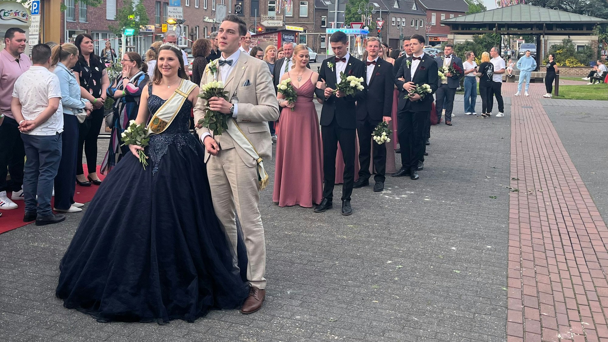 Das scheidende Königspaar André I. Krämer und Maike II. Düsterwald auf dem Weg zum Festzelt.