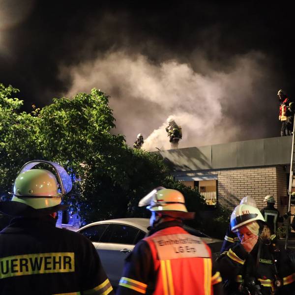 Wenn sich das Feuer beim Unkrautjäten mit dem Gasflämmer unbemerkt ausbreitet können ganze Wohnhäuser und die der Nachbarn in Mitleidenschaft gezogen werden.