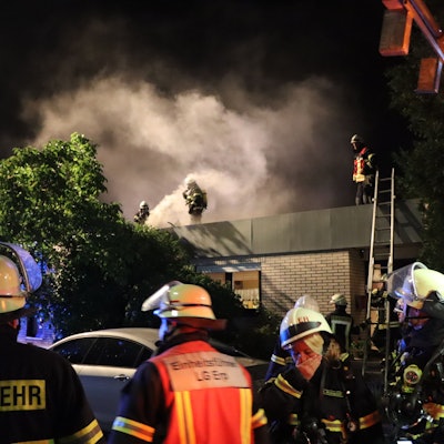 Wenn sich das Feuer beim Unkrautjäten mit dem Gasflämmer unbemerkt ausbreitet können ganze Wohnhäuser und die der Nachbarn in Mitleidenschaft gezogen werden.