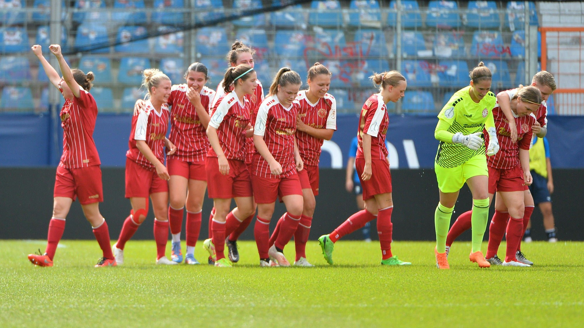 Torjubel von den Spielerinnen von Fortuna Köln nach der 1:0 Führung, 13.08.2023, Bochum, DFB-Pokal der Frauen, Runde 1, VfL Bochum - SC Fortuna Köln, DFB/DFL REGULATIONS PROHIBIT ANY USE OF PHOTOGRAPHS AS IMAGE SEQUENCES AND/OR QUASI-VIDEO. *** Goal celebration from the players of Fortuna Cologne after the 1 0 lead, 13 08 2023, Bochum, DFB Pokal der Frauen, Runde 1, VfL Bochum SC Fortuna Köln, DFB DFL REGULATIONS PROHIBIT ANY USE OF PHOTOGRAPHS AS IMAGE SEQUENCES AND OR QUASI VIDEO xklx