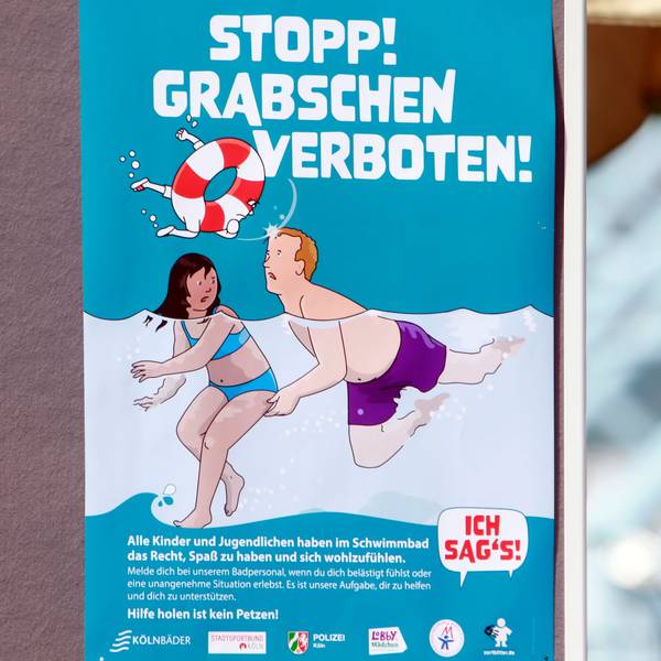 Eines von sechs Kampagnen-Plakaten gegen sexuelle Belästigung in Kölns Schwimmbädern zeigt einen Mann, der einem Mädchen unter Wasser an den Po greift, darüber steht in großen Buchstaben: „Stopp Grabschen verboten!“