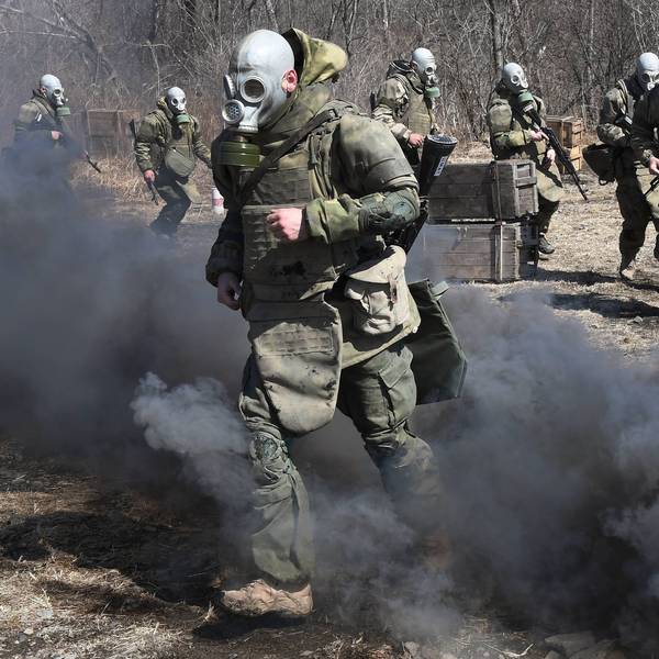 Russische Soldaten tragen bei einer Gefechtsübung Gasmasken. (Symbolbild) Die USA haben in einem Bericht des Außenministeriums die Überzeugung geäußert, dass Russland gegen ukrainische Soldaten Chemiewaffen eingesetzt habe.
