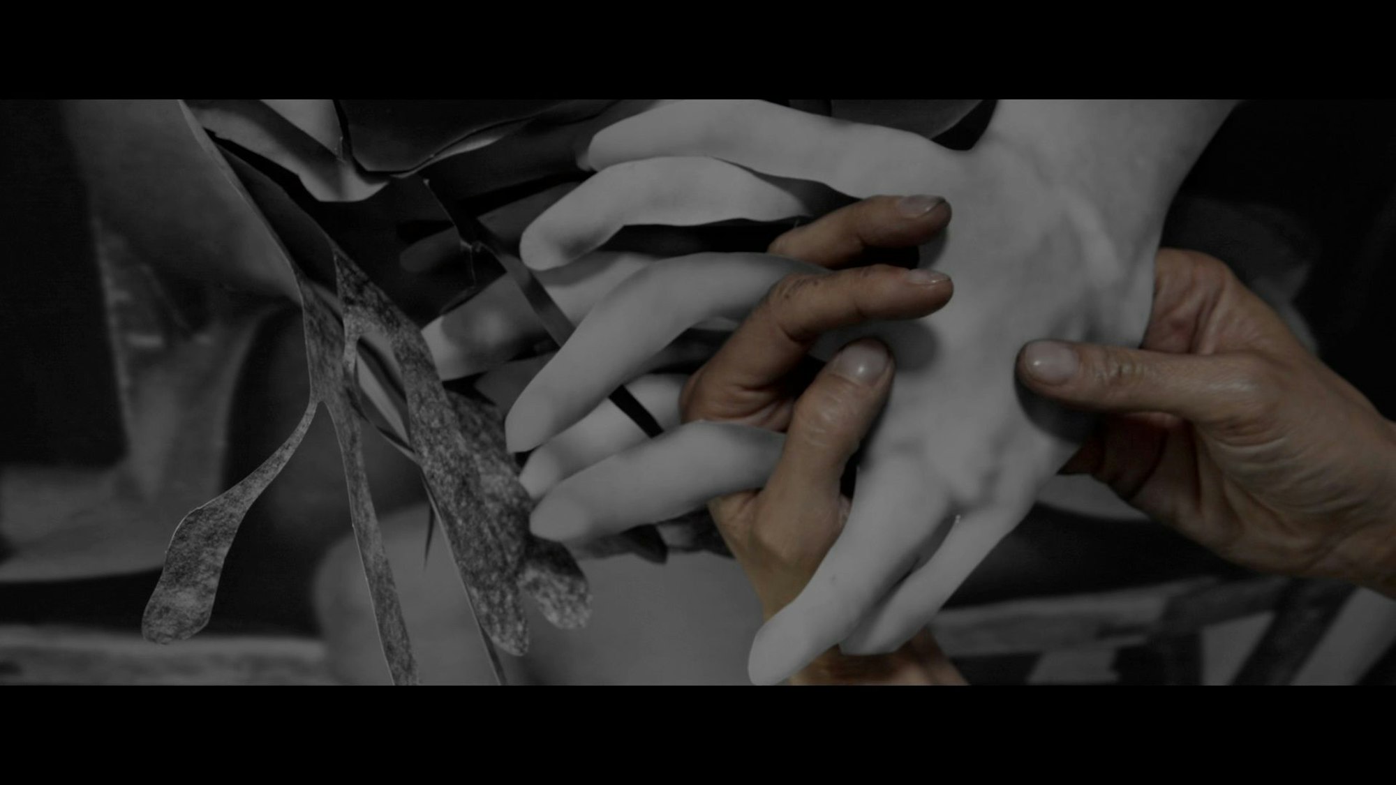 Echte und künstliche Hände greifen ineinander.