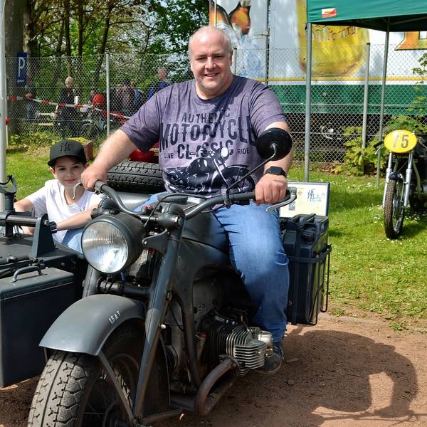 Ralf Stoiber sitzt auf dem Motorrad, Sohn Phillip ist sein Sozius.