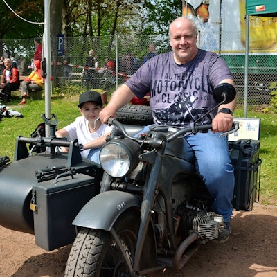 Ralf Stoiber sitzt auf dem Motorrad, Sohn Phillip ist sein Sozius.