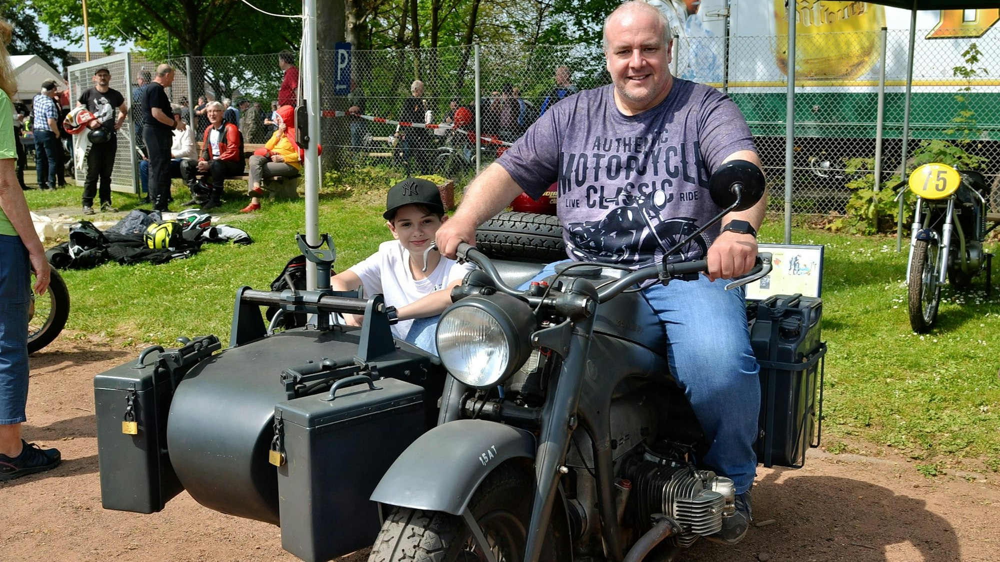 Ralf Stoiber sitzt auf dem Motorrad, Sohn Phillip ist sein Sozius.