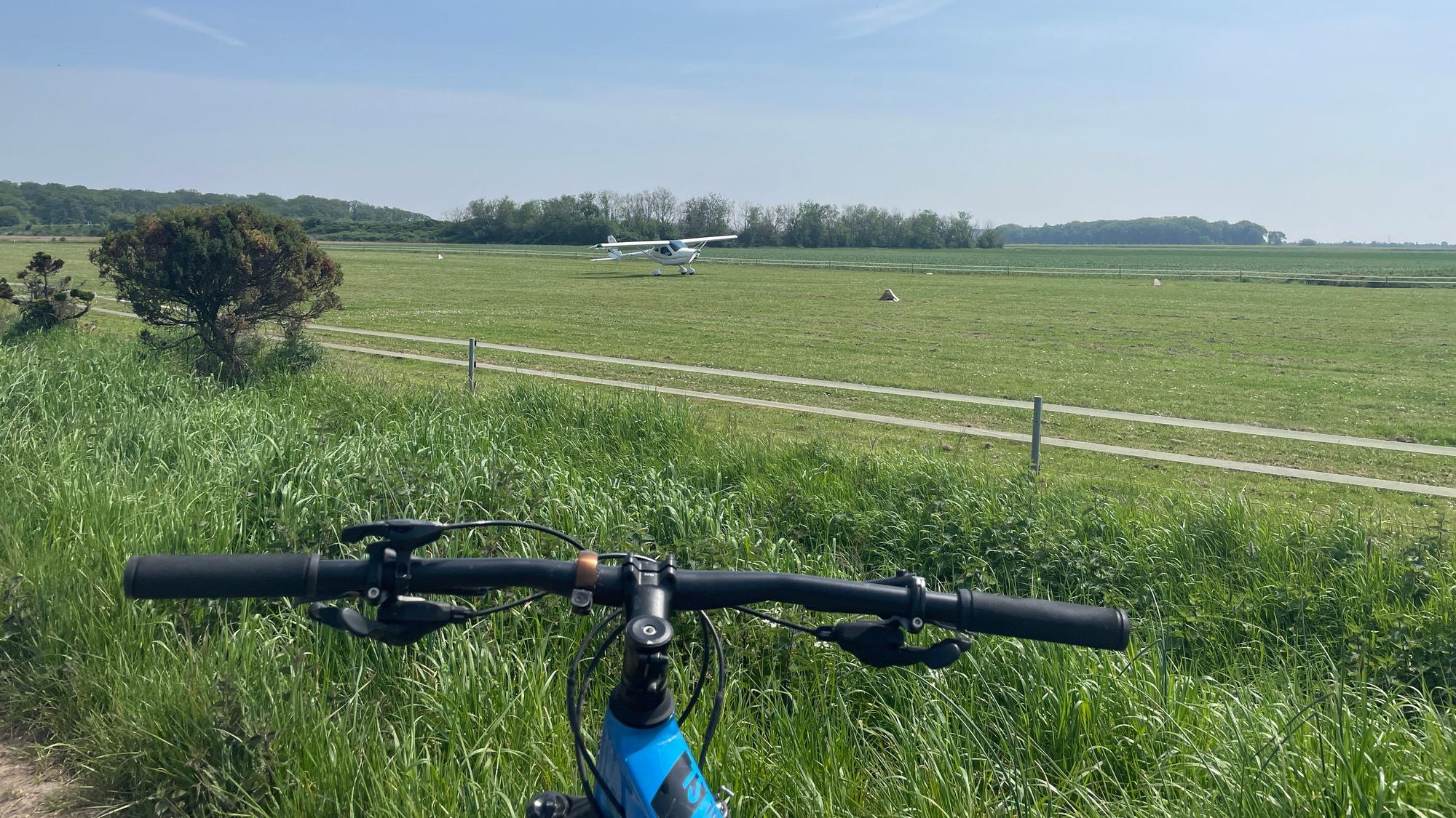 Kleines Sportflugzeug auf einer Wiese