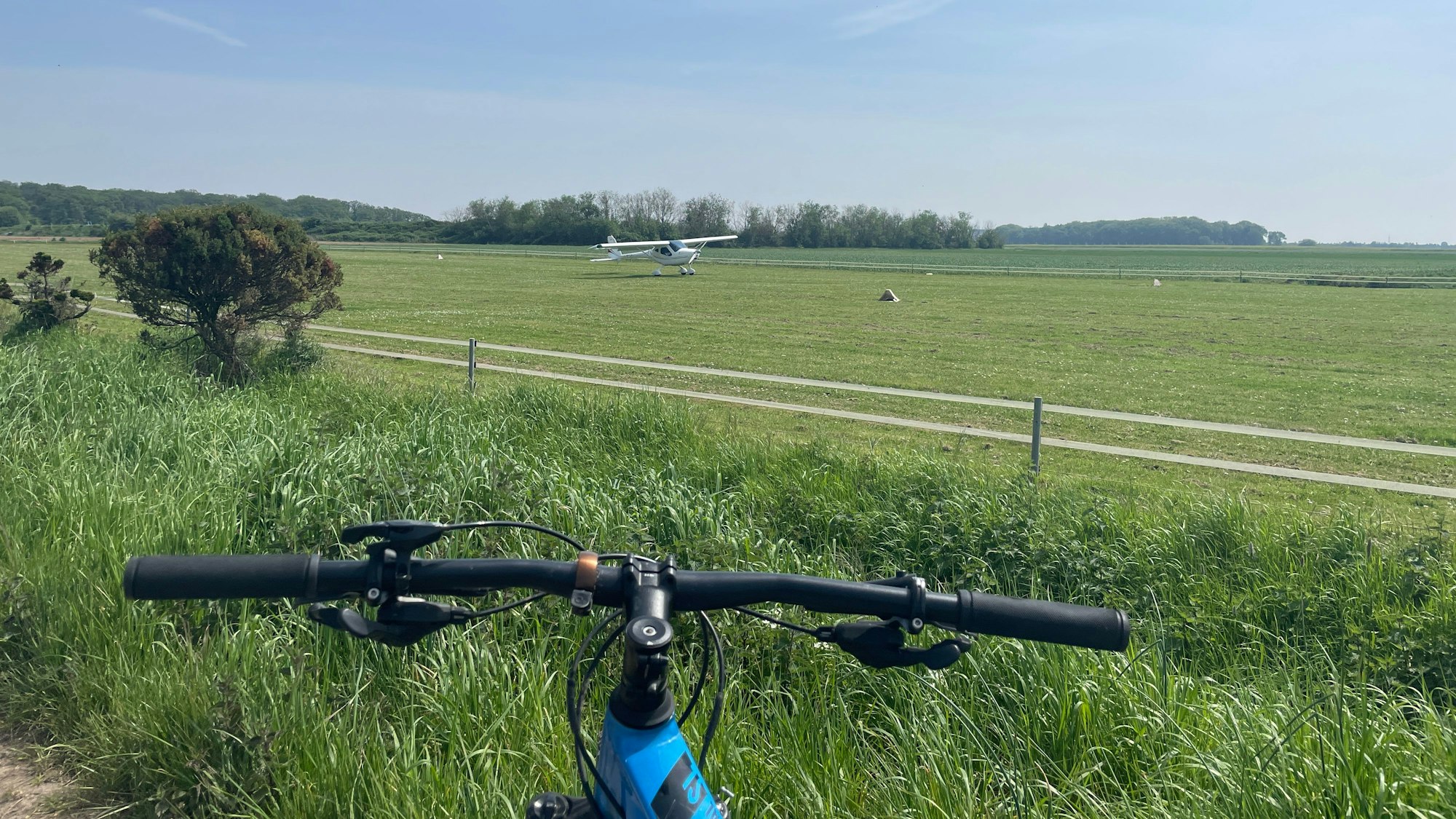 Kleines Sportflugzeug auf einer Wiese