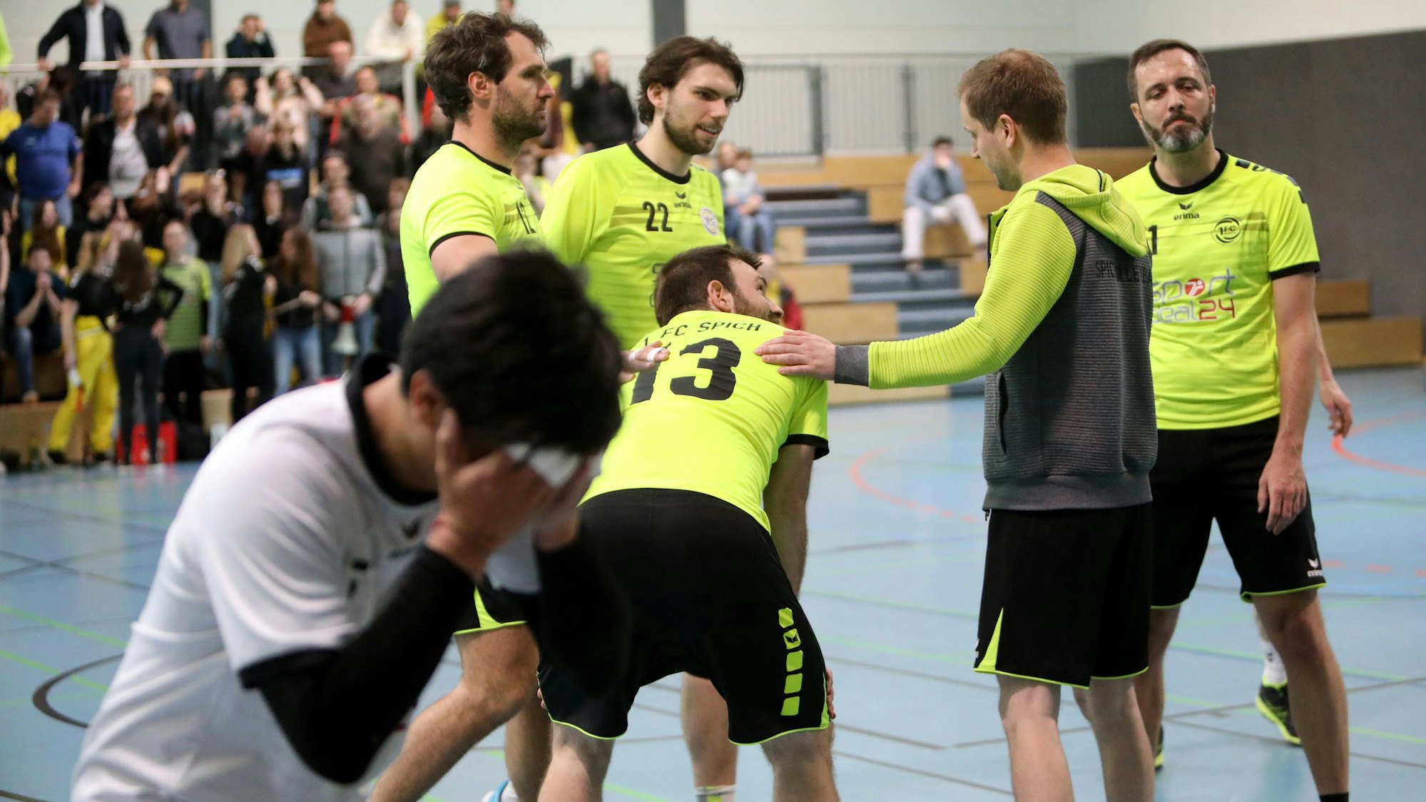 Geplatzter Aufstiegstraum: Die Spieler des 1. FC Spich hadern, Trainer Tobias Szemkus tröstet.