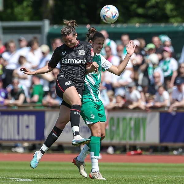 v.li.: Verena Wieder Bayer 04 Leverkusen, 31 und Hanna Nemeth SV Werder Bremen, 23 im Kopfballduell, Kopfball, Zweikampf, Action, Aktion, Spielszene, DIE DFB-RICHTLINIEN UNTERSAGEN JEGLICHE NUTZUNG VON FOTOS ALS SEQUENZBILDER UND/ODER VIDEOÄHNLICHE FOTOSTRECKEN. DFB REGULATIONS PROHIBIT ANY USE OF PHOTOGRAPHS AS IMAGE SEQUENCES AND/OR QUASI-VIDEO., 28.05.2023, Bremen Deutschland, Fussball, Flyeralarm Frauen-Bundesliga, SV Werder Bremen - Bayer 04 Leverkusen *** f l Verena Wieder Bayer 04 Leverkusen, 31 and Hanna Nemeth SV Werder Bremen, 23 in header duel, header, duel, action, action, game scene, THE DFB DIRECTIVES PROHIBIT ANY USE OF PHOTOGRAPHS AS IMAGE SEQUENCES AND OR QUASI VIDEO , 28 05 2023, Bremen Germany , Football, Flyeralarm Womens Bundesliga, SV Werder Bremen Bayer 04 Leverkusen xobx
