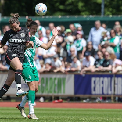 v.li.: Verena Wieder Bayer 04 Leverkusen, 31 und Hanna Nemeth SV Werder Bremen, 23 im Kopfballduell, Kopfball, Zweikampf, Action, Aktion, Spielszene, DIE DFB-RICHTLINIEN UNTERSAGEN JEGLICHE NUTZUNG VON FOTOS ALS SEQUENZBILDER UND/ODER VIDEOÄHNLICHE FOTOSTRECKEN. DFB REGULATIONS PROHIBIT ANY USE OF PHOTOGRAPHS AS IMAGE SEQUENCES AND/OR QUASI-VIDEO., 28.05.2023, Bremen Deutschland, Fussball, Flyeralarm Frauen-Bundesliga, SV Werder Bremen - Bayer 04 Leverkusen *** f l Verena Wieder Bayer 04 Leverkusen, 31 and Hanna Nemeth SV Werder Bremen, 23 in header duel, header, duel, action, action, game scene, THE DFB DIRECTIVES PROHIBIT ANY USE OF PHOTOGRAPHS AS IMAGE SEQUENCES AND OR QUASI VIDEO , 28 05 2023, Bremen Germany , Football, Flyeralarm Womens Bundesliga, SV Werder Bremen Bayer 04 Leverkusen xobx