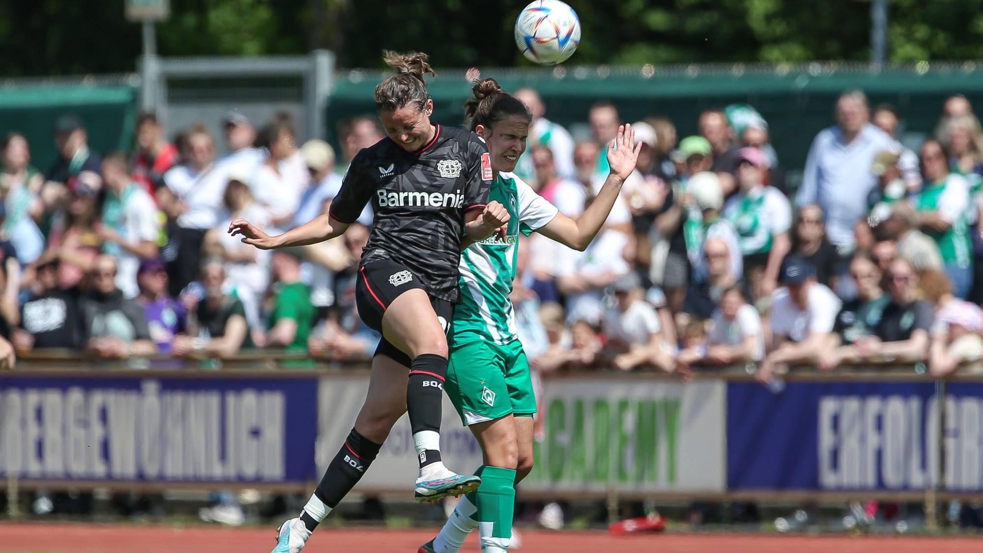 v.li.: Verena Wieder Bayer 04 Leverkusen, 31 und Hanna Nemeth SV Werder Bremen, 23 im Kopfballduell, Kopfball, Zweikampf, Action, Aktion, Spielszene, DIE DFB-RICHTLINIEN UNTERSAGEN JEGLICHE NUTZUNG VON FOTOS ALS SEQUENZBILDER UND/ODER VIDEOÄHNLICHE FOTOSTRECKEN. DFB REGULATIONS PROHIBIT ANY USE OF PHOTOGRAPHS AS IMAGE SEQUENCES AND/OR QUASI-VIDEO., 28.05.2023, Bremen Deutschland, Fussball, Flyeralarm Frauen-Bundesliga, SV Werder Bremen - Bayer 04 Leverkusen *** f l Verena Wieder Bayer 04 Leverkusen, 31 and Hanna Nemeth SV Werder Bremen, 23 in header duel, header, duel, action, action, game scene, THE DFB DIRECTIVES PROHIBIT ANY USE OF PHOTOGRAPHS AS IMAGE SEQUENCES AND OR QUASI VIDEO , 28 05 2023, Bremen Germany , Football, Flyeralarm Womens Bundesliga, SV Werder Bremen Bayer 04 Leverkusen xobx