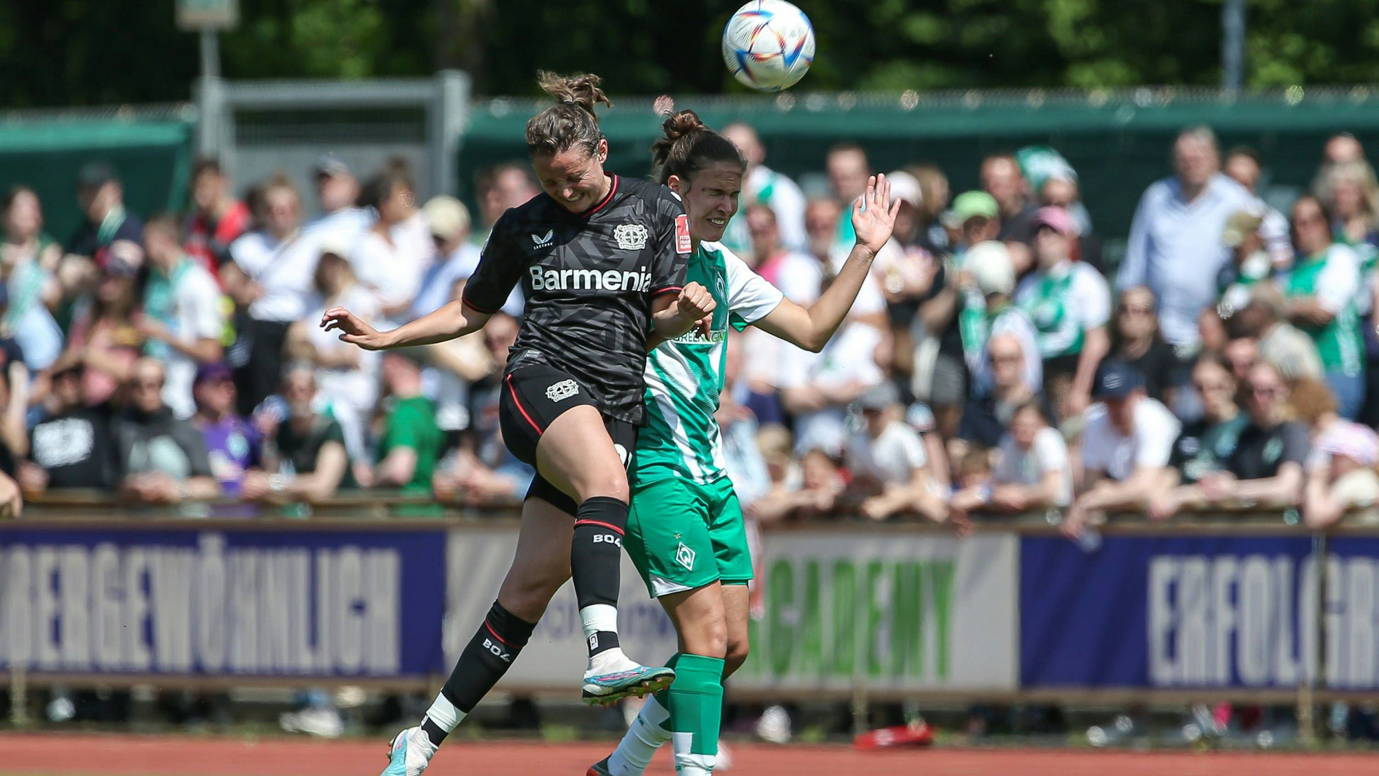 v.li.: Verena Wieder Bayer 04 Leverkusen, 31 und Hanna Nemeth SV Werder Bremen, 23 im Kopfballduell, Kopfball, Zweikampf, Action, Aktion, Spielszene, DIE DFB-RICHTLINIEN UNTERSAGEN JEGLICHE NUTZUNG VON FOTOS ALS SEQUENZBILDER UND/ODER VIDEOÄHNLICHE FOTOSTRECKEN. DFB REGULATIONS PROHIBIT ANY USE OF PHOTOGRAPHS AS IMAGE SEQUENCES AND/OR QUASI-VIDEO., 28.05.2023, Bremen Deutschland, Fussball, Flyeralarm Frauen-Bundesliga, SV Werder Bremen - Bayer 04 Leverkusen *** f l Verena Wieder Bayer 04 Leverkusen, 31 and Hanna Nemeth SV Werder Bremen, 23 in header duel, header, duel, action, action, game scene, THE DFB DIRECTIVES PROHIBIT ANY USE OF PHOTOGRAPHS AS IMAGE SEQUENCES AND OR QUASI VIDEO , 28 05 2023, Bremen Germany , Football, Flyeralarm Womens Bundesliga, SV Werder Bremen Bayer 04 Leverkusen xobx