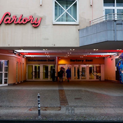 Zu sehen ist der Eingang zu den Sartory-Sälen in Köln.