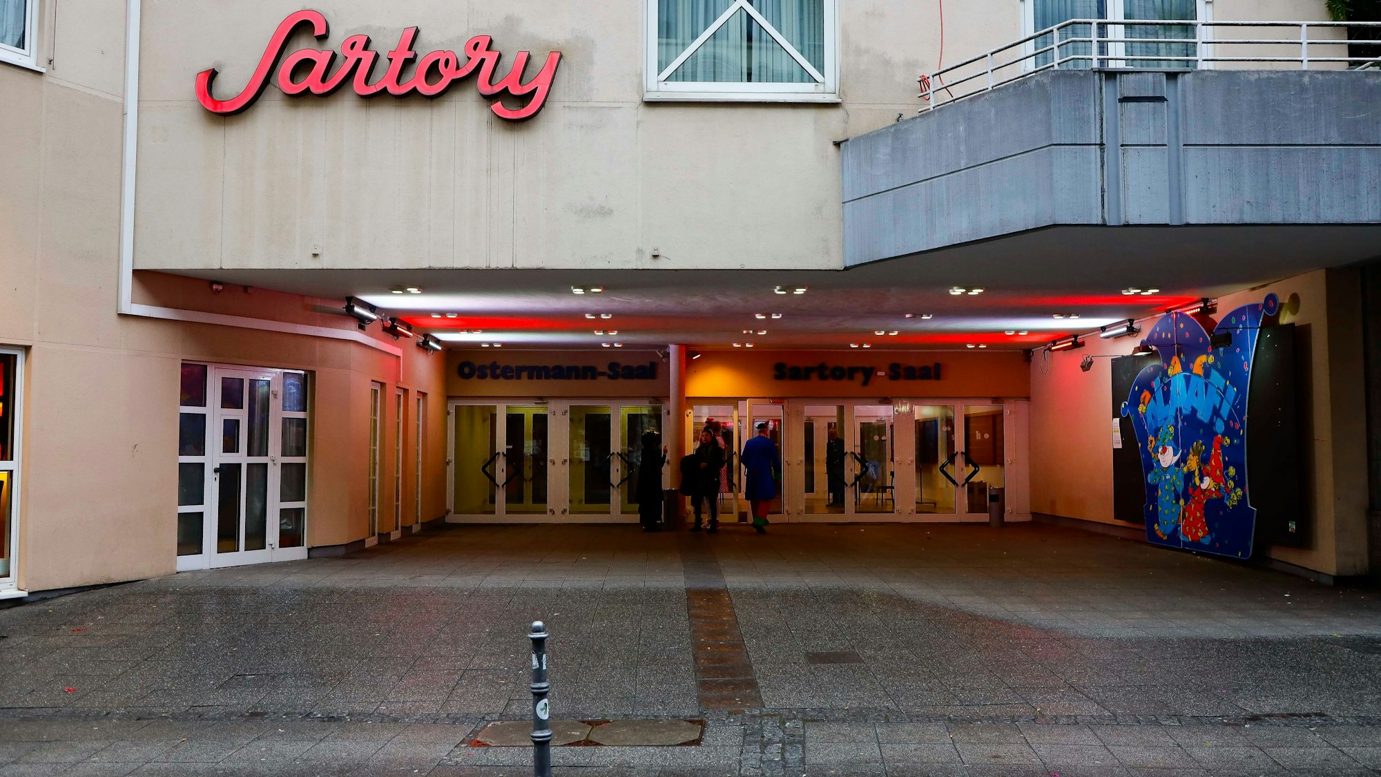 Zu sehen ist der Eingang zu den Sartory-Sälen in Köln.