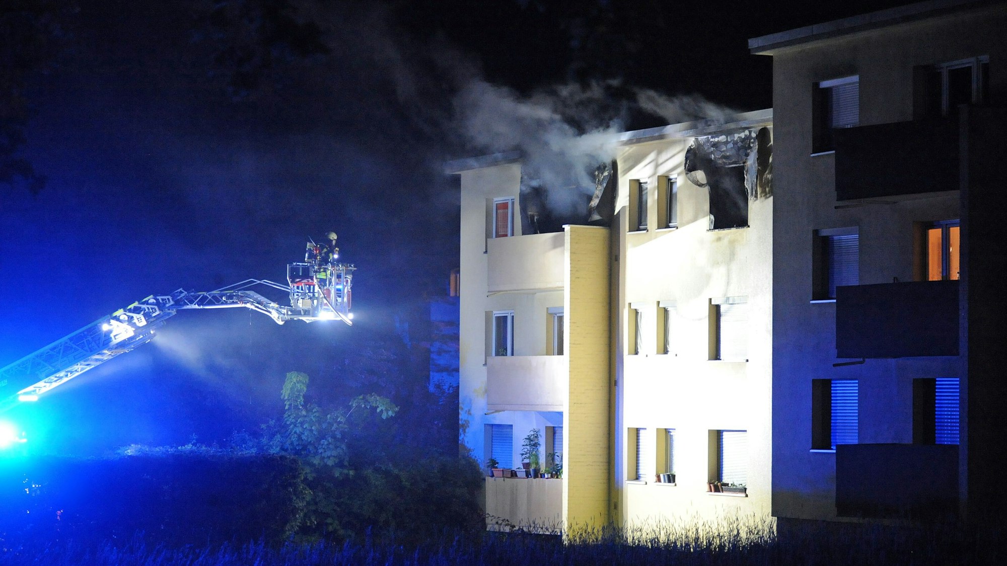 Beim Brand in Leverkusen setzte die Feuerwehr am 27. Mai 2021 auch einen Schwenkarm ein.