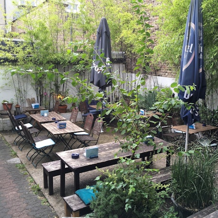 Blick in den Biergarten Meer sehen in Ehrenfeld.