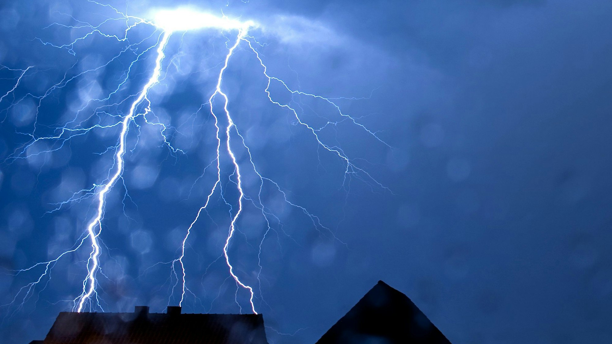 Ein Blitz schlägt während eines Gewitters ein.