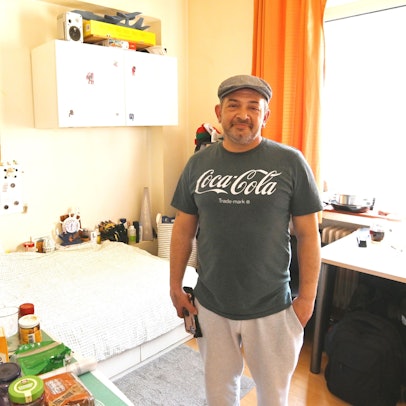 Christian Semerao steht in seinem Zimmer in der Notschlafstelle der Drogenhilfe in Nippes.