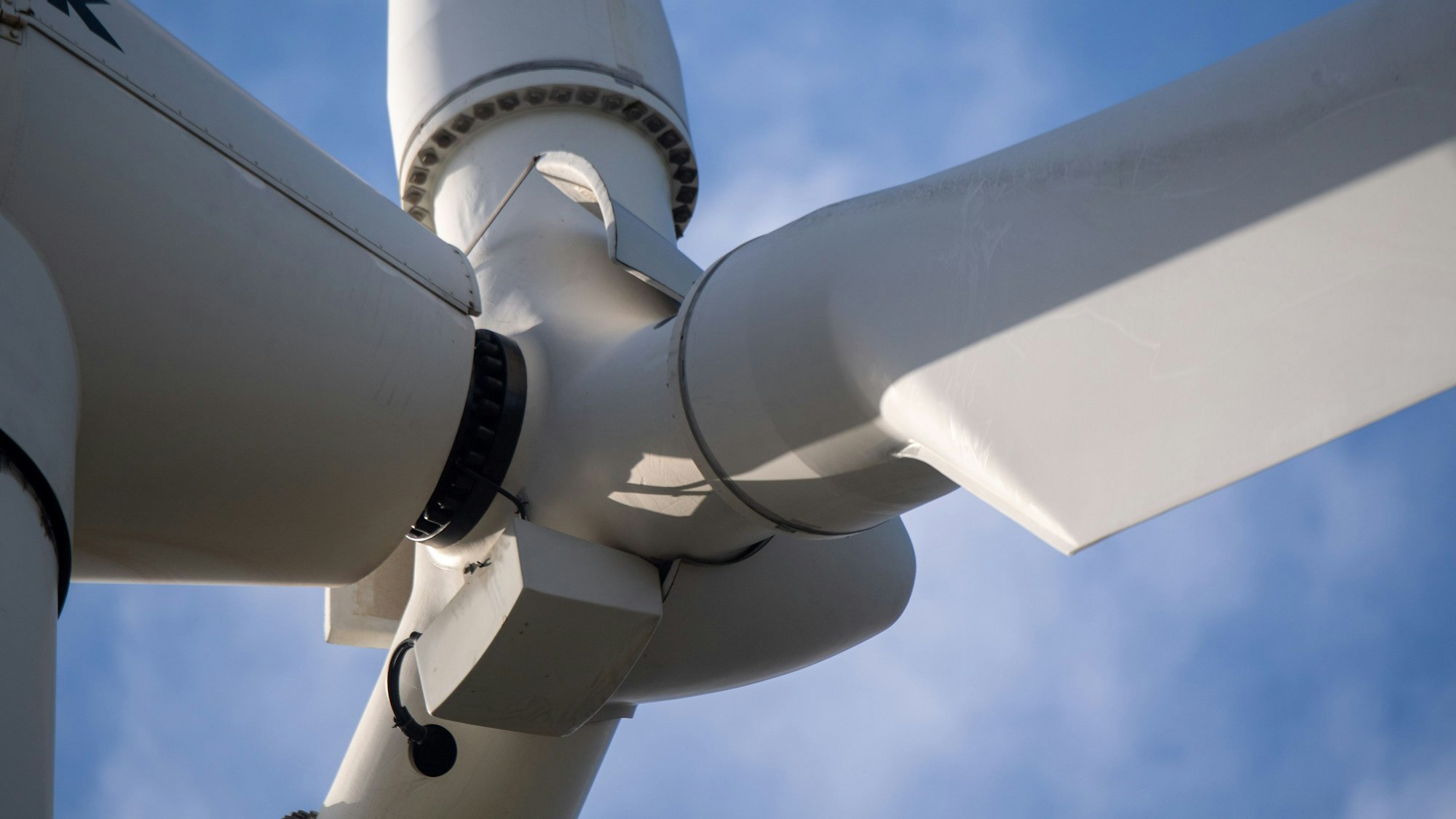 Nahaufnahme der Nabe einer Windkraftanlage.