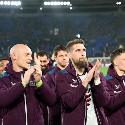 Bayer Leverkusen's German midfielder #08 Robert Andrich (C) and Bayer Leverkusen's German midfielder #10 Florian Wirtz celebrate with teammates after winning the UEFA Europa League semi final first leg football match between AS Roma and Bayer Leverkusen at the Olympic stadium on May 2, 2024 in Rome. (Photo by Alberto PIZZOLI / AFP)